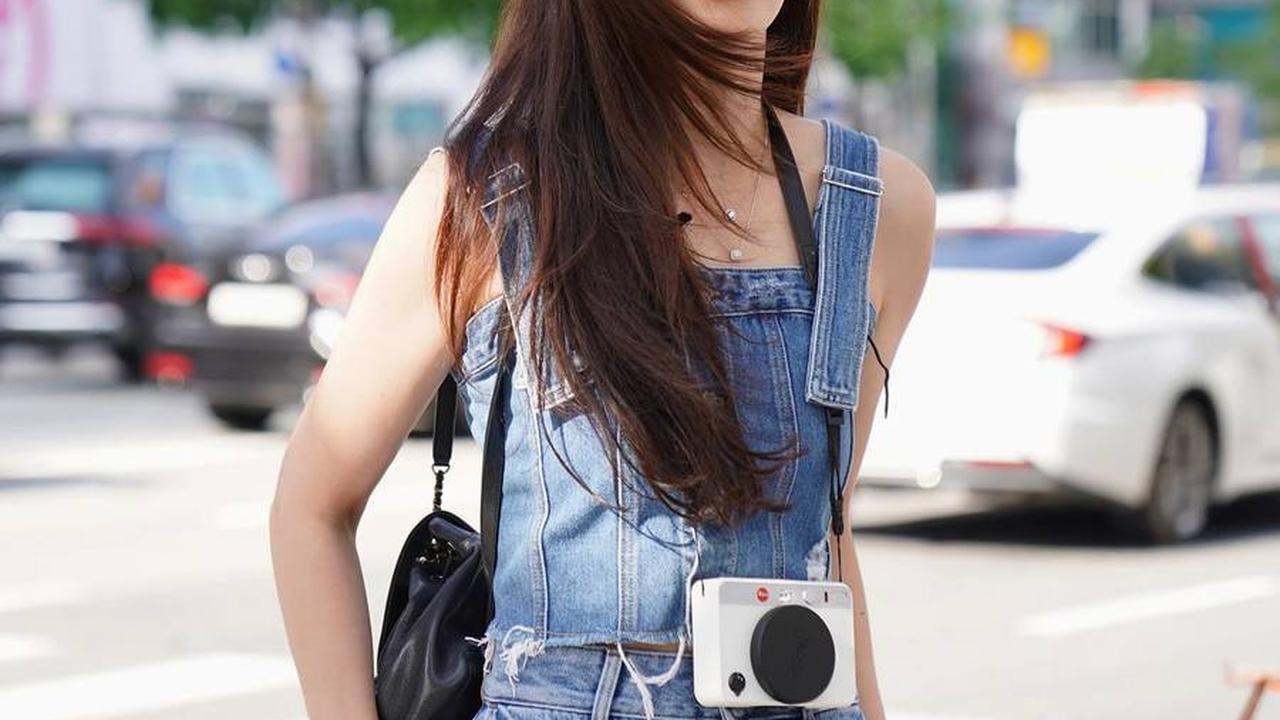 Tas Chanel Berwarna Black dan Kamera Kesayangannya