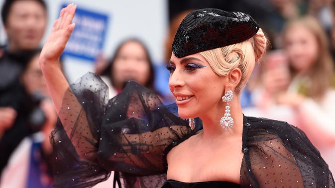 Lady Gaga menyapa penggemar saat tiba menghadiri pemutaran film 