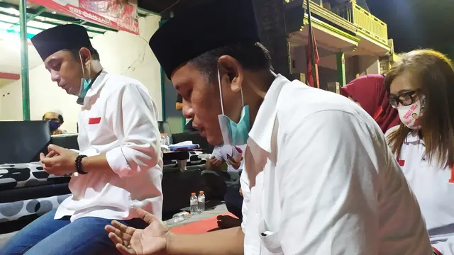 Calon Wali Kota Surabaya nomor urut satu Eri Cahyadi didampingi anggota DPRD Surabaya, dari fraksi PDI Perjuangan, Syaifuddin Zuhri (SZ)
