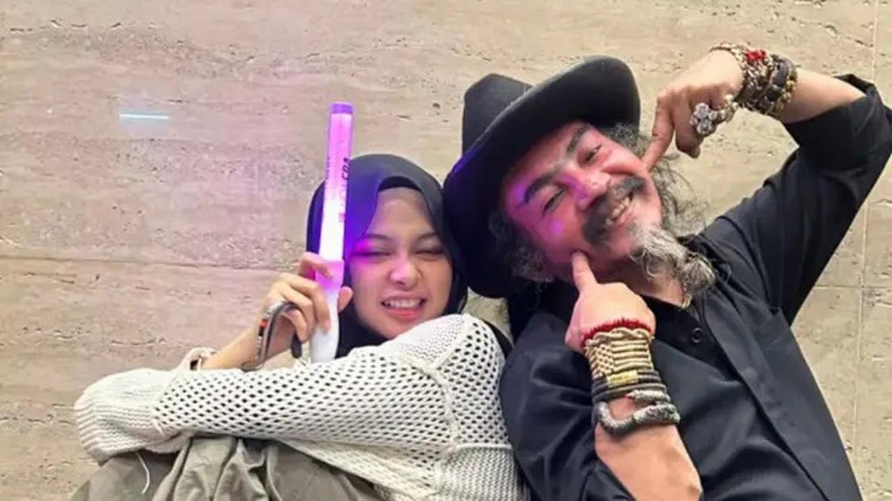 7 Potret Limbad dan Anak Kompak Nonton Konser JKT48, Girang Jadi Wota