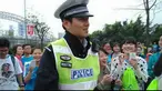 Polisi lalu lintas asal Cina Long Keyi mau tidak mau harus meladeni permintaan untuk berfoto dengan para pelari maraton perempuan.Alasannya karena polisi satu ini memiliki wajah ganteng seperti aktor Cina Wallace Chung.Para pelari maraton ini langsun...