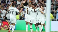Pemain Real Madrid merayakan gol saat pertandingan sepak bola Liga Spanyol melawan RCD Espanyol di stadion Santiago Bernabeu, Madrid, pada 21 September 2024 atau Minggu (22/9/2024) dini hari WIB. (Thomas COEX/AFP)