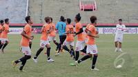 Sejumlah pemain dari Timnas Myanmar saat menjalani latihan fisik untuk persiapan pertandingan persahabatan melawan Timnas Indonesia, di Gelora Delta, Sidoarjo, Minggu (29/03/2015). (Liputan6.com/Andrian M Tunay)