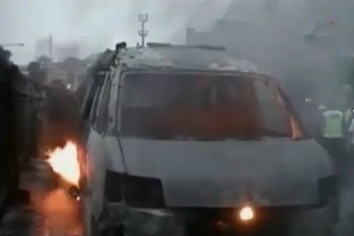 (Lip6 Malam) Angkot Terbakar