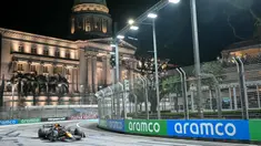 Pembalap Red Bull Racing asal Meksiko, Sergio Perez melaju saat sesi latihan kedua menjelang balapan malam Grand Prix Formula 1 Singapura di Sirkuit Jalan Raya Marina Bay, Singapura, 20 September 2024. (ROSLAN RAHMAN/AFP)
