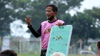 Pelatih Persikabo 1973, Djadjang Nurdjaman bersiap menyambut musim 2022/2023). (Bola.com/Nandang Permana)