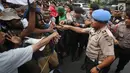 Polisi berusaha mengamankan aksi massa FRI-WP dan AMP di Jalan Medan Merdeka Barat, Jakarta, Selasa (15/8). Aksi tersebut menuntut agar pemerintah memberikan kebebasan dan hak menentukan nasib sendiri bagi rakyat Papua. (Liputan6.com/Immanuel Antonius)