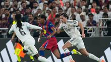 Lamine Yamal menggiring bola di samping Eduardo Camavinga dan Alvaro Carreras dalam laga final Piala Super Spanyol di King Abdullah Sports City Stadium, Jeddah, 12 Januari 2026. (AP Photo/Altaf Qadri)