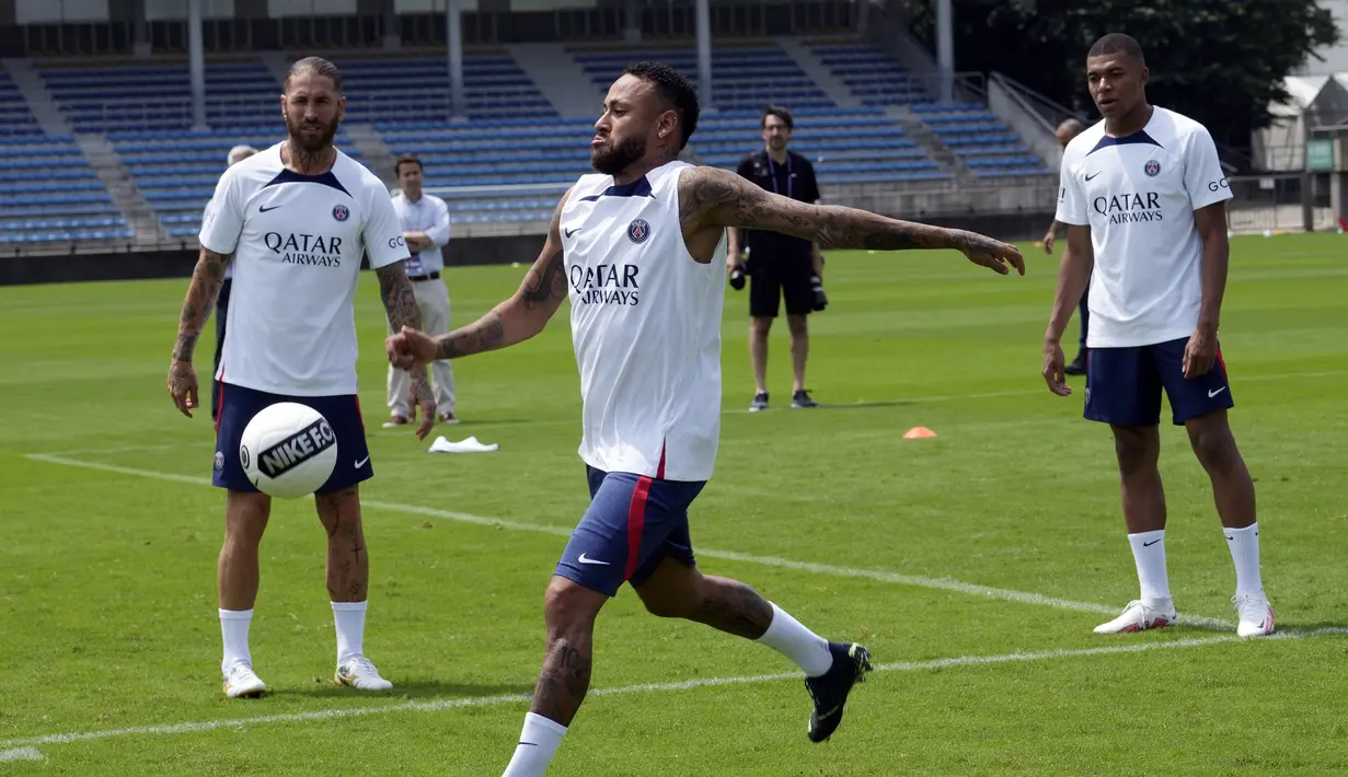 (kiri ke kanan) Pemain sepak bola Paris Saint-Germain (PSG) Sergio Ramos, Neymar, dan Kylian Mbappe bermain sepak bola dengan anak-anak saat melakukan pelatihan di Tokyo, Jepang, 18 Juli 2022. PSG berada di Jepang untuk tur pra-musim mereka dan akan memainkan tiga pertandingan persahabatan melawan tim Liga Jepang. (AP Photo/Eugene Hoshiko)