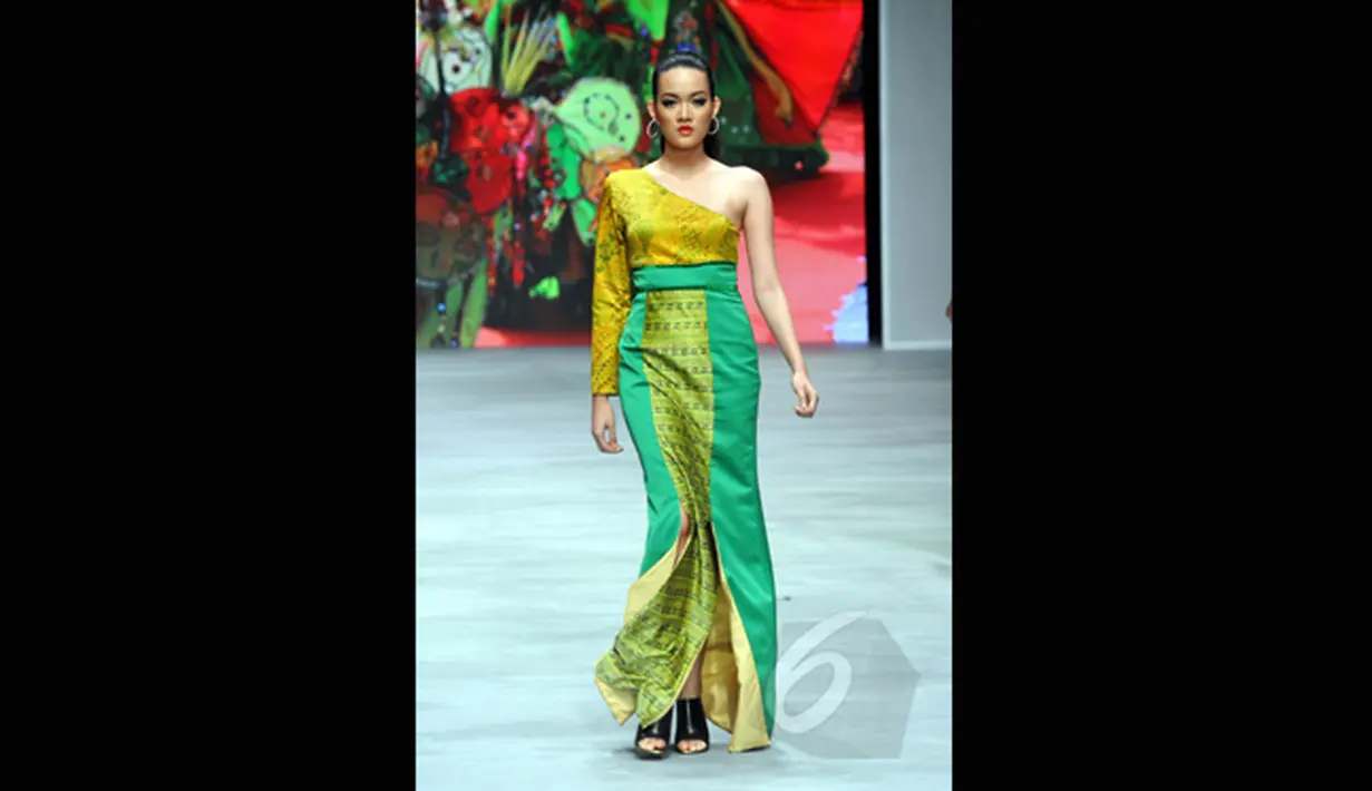 Model memperagakan salah satu dari 58 koleksi terbaru desainer Priscilla Saputro yang bertema 'Novum Etno: Colorful Banyuwangi' pada ajang Indonesia Fashion Week 2015 di JCC Senayan, Jakarta, Sabtu (28/2). (Liputan6.com/Panji Diksana)