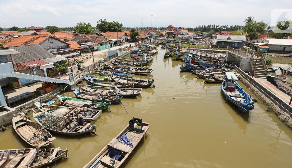 Deretan kapal nelayan bersandar di Desa Ketapang, Mauk, Kabupaten Tangerang (21/01/2022). Gerbang Mapan di wilayah Utara Kabupaten Tangerang, yang mencakup 5 desa pesisir di 5 Kecamatan dilaksanakan sejak tahun 2015 bertujuan untuk pemulihan ekomoni masyarakat pesisir. (Liputan6.com/Fery Pradolo)