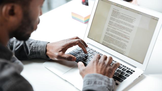 Ilustrasi mengetik, mengerjakan skripsi