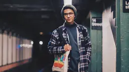 Begini gaya OOTD Iqbaal saat mengenakan kemeja. Kali ini, pemilik nama lengkap Iqbaal Dhiafakhri Ramadhan itu mengenakan kemeja motif kotak-kotak navy yang dipadukan dengan kaus gelap. Topi kupluk yang dipakai membuat penampilannya makin kece. (Liputan6.com/IG/@iqbaal.e)