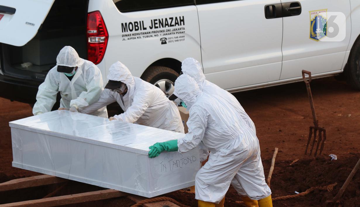 Proses pemakaman jenazah dengan protokol COVID-19 di TPU Pondok Ranggon, Jakarta, Sabtu (19/9/2020). Hari ini Sabtu (19/9), 44 jenazah dimakamkan dengan protokol COVID-19 di TPU Pondok Ranggon sementara pada Jumat (18/9) 36 jenazah dan Kamis (17/9) 41 jenazah. (Liputan6.com/Helmi Fithriansyah)