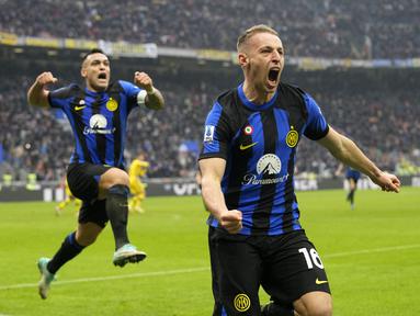 Pemain Inter Milan, Davide Frattesi (kanan) melakukan selebrasi setelah mencetak gol kemenangan ke gawang Hellas Verona pada laga lanjutan Liga Italia 2023/2024 di Giuseppe-Meazza Stadium, Milan, Italia, Sabtu (07/01/2023) dini hari WIB. (AP Photo/Antonio Calanni)