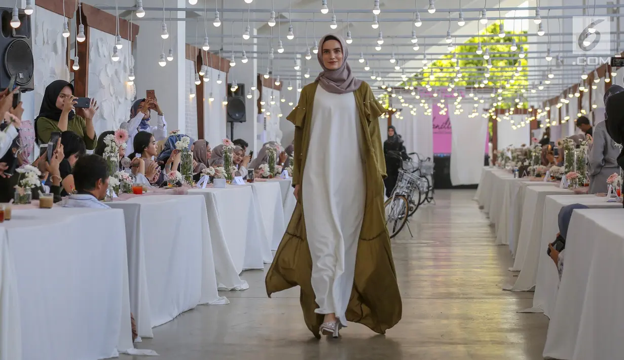 Model membawakan busana karya desainer Intan Kusuma dan Atina Maulia di Akuatik GBK Senayan, Jakarta, Kamis (2/5/2019). Menyambut bulan suci Ramadan sebanyak 30 koleksi busana hijab diperagakan yang mengusung tema Vanilla Anual Show 2019 Menyapa Senja. (Liputan6.com/Fery Pradolo)