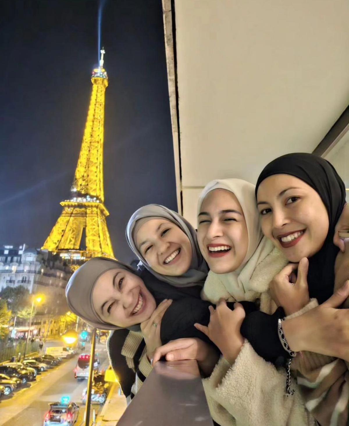 7 Potret Geng Berhijab yang Selalu Mengabadikan Setiap Momen Liburan dan Kerja!