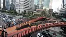 Warga ngabuburit di JPO Pinisi Pinisi Karet-Sudirman, Jakarta Pusat, Senin (4/4/2022). JPO Pinisi kini menjadi destinasi baru warga Jakarta untuk menunggu waktu berbuka puasa atau ngabuburit sambil menikmati suasana perkotaan. (merdeka.com/Iqbal S. Nugroho)