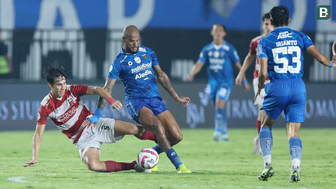 Foto: Aksi David da Silva Acak-acak Pertahanan Madura United, Borong 2 Gol Buat Persib