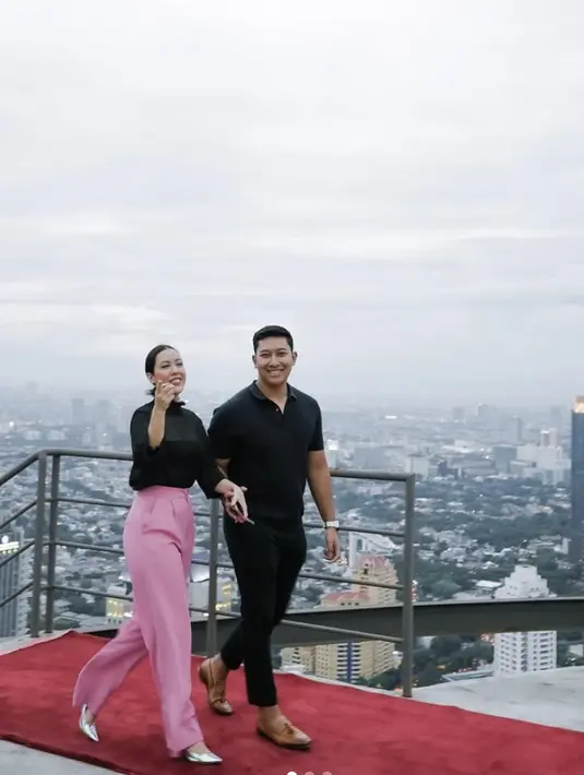 Memiliki gaya fashion kompak, Patricia Schuldtz dan Darma Mangkuluhur Hutomo disebut-sebut memiliki tampilan couple goals. [Foto: Instagram/ Patricia Schuldtz].