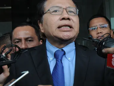 Mantan Menko Kemaritiman Rizal Ramli menjawab pertanyaan wartawan usai melaporkan dugaan korupsi impor pangan di Gedung KPK, Jakarta, Selasa (23/10). Rizal menilai ada dugaan pelanggaran hukum yang dilakukan sejumlah oknum. (Merdeka.com/Dwi Narwoko)
