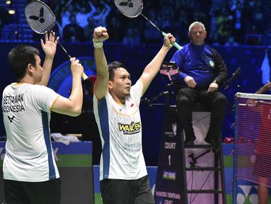 Selebrasi ganda putra Indonesia, Mohammad Ahsan/Hendra Setiawan, setelah berhasil mengalahkan ganda putra China Liang Weikeng/Wang Chang di semifinal All England 2023 yang berlangsung di Utilita Arena, Birmingham, Sabtu (18/3/2023). Ahsan/Hendra lolos ke final All England 2023 setelah mengalahkan Liang/Wang dengan skor 21-15, 19-21, 29-27 . (AP Photo/Rui Vieira)