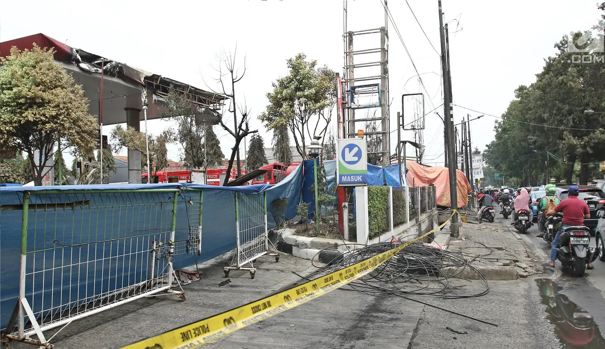 Garis polisi di depan SPBU Jalan Kahfi 2, Jagakarsa setelah terbakarnya sebuah truk tangki, Jakarta, Sabtu (30/12). Kebakaran diduga karena percikan api dari truk tangki saat tengah melakukan pengisian BBM ke tangki SPBU. (Liputan6.com/Herman Zakharia)