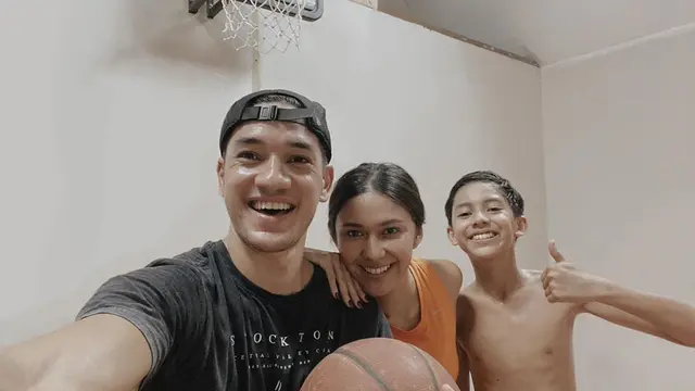 Potret kompak keluarga Andrew White dan Nana Mirdad