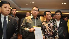 Ketua DPR RI Setya Novanto didampingi Wakil Ketua Fadli Zon menerima surat Pengajuan Hak angket untuk Menkunham Yasonna Laoly dari perwakilan KMP di Ruang Pimpinan kompleks Parlemen Senayan, Jakarta, Rabu (25/3/2015). (Liputan6.com/Andrian M Tunay)