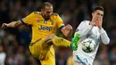 Pemain Real Madrid Cristiano Ronaldo berebut bola dengan pemain Juventus Giorgio Chiellini pada leg kedua babak perempat final Liga Champions di Santiago Bernabeu, Rabu (11/4). Real Madrid melaju ke semifinal meski kalah 1-3 dari Juventus. (AP/Paul White)