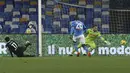 Penyerang Spezia, Emmanuel Gyasi saat mencetak gol ke gawang Napoli pada pertandingan perempat final Coppa Italia di stadion Maradona di Naples, Italia, Jumat (29/1/2021). Napoli menang telak atas Spezia 4-2. (Alessandro Garofalo/LaPresse via AP)