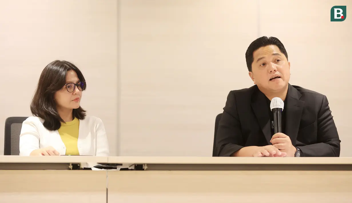 Ketua umum PSSI, Erick Thohir didampingi wakil ketua Ratu Tisha memberikan keterangan dalam konferensi pers di Menara Danareksa, Jakarta, Selasa (25/7/2023). (Bola.com/M Iqbal Ichsan)