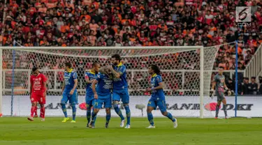 Pemain Persib Bandung Artur Gevorkyan berselebrasi dengan rekan-rekannya usai mencetak ke gawang Persija dalam laga pekan kedelapan Shopee Liga 1 2019 di Stadion Utama Gelora Bung Karno, Senayan, Jakarta, Rabu (10/7/2019). Persija dan Persib bermain imbang 1-1. (Liputan6.com/Faizal Fanani)