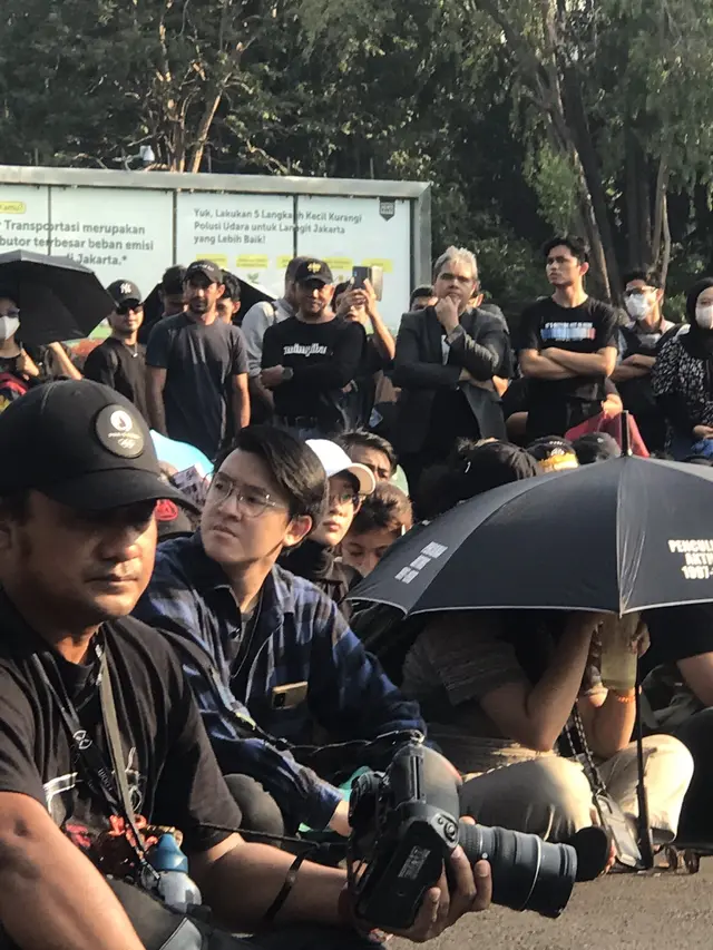 7 Potret Reza Rahadian Usai Ikut Demo Putusan MK, Lanjut Ikut Acara Kamisan di Depan Istana