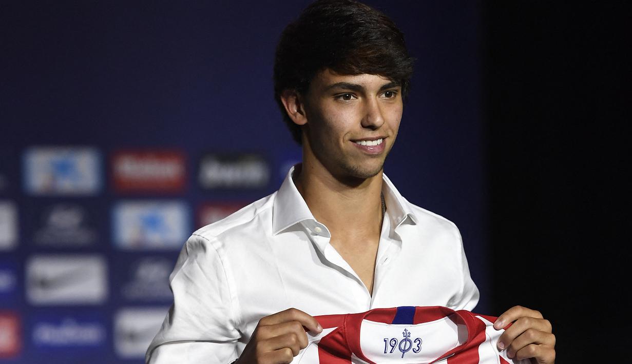 Joao Felix. Striker asal Portugal berusia 22 tahun ini didatangkan Atletico Madrid dari Benfica pada awal musim 2019/2020 dengan nilai transfer mencapai 127,2 juta euro atau hampir setara Rp2 triliun. Benfica sendiri tidak mengeluarkan biaya sepeser pun saat mendatangkan Joao Felix karena merupakan produk akademi Benfica yang dipromosikan dari tim Benfica B pada awal musim 2018/2019. (AFP/Pierre-Philippe Marcou)