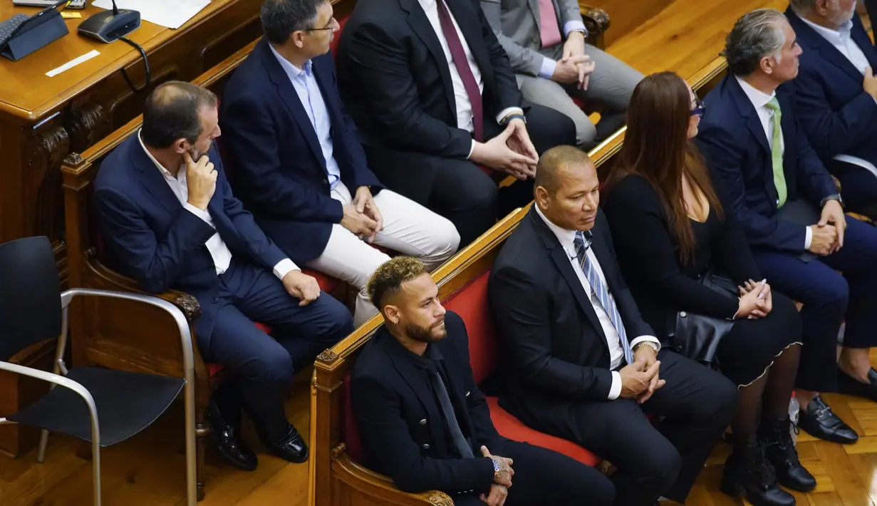 Mantan pemain Barcelona, Neymar (tengah) duduk di ruang pengadilan di Barcelona, Spanyol, Senin 17 Oktober 2022. Selain Neymar, mantan presiden Barcelona Sandro Rosell dan perwakilan dari klub Spanyol dan tim Brasil Santos juga hadir di pengadilan setelah pengaduan yang diajukan oleh grup investasi Brasil DIS mengenai jumlah transfer pemain. Semua terdakwa telah membantah melakukan kesalahan. (AP Photo/Joan Mateu Parra)