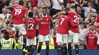 Penyerang Manchester United, Marcus Rashford, menjebol gawang Arsenal kawalan Aaron Ramsdale pada laga pekan keenam Premier League 2022/2023 di Old Trafford, Minggu (4/9/2022) malam WIB.(AP Photo/Dave Thompson)