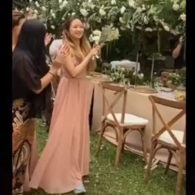 Dita Karang Pakai Kebaya di Pernikahan Kakaknya di Jogja
