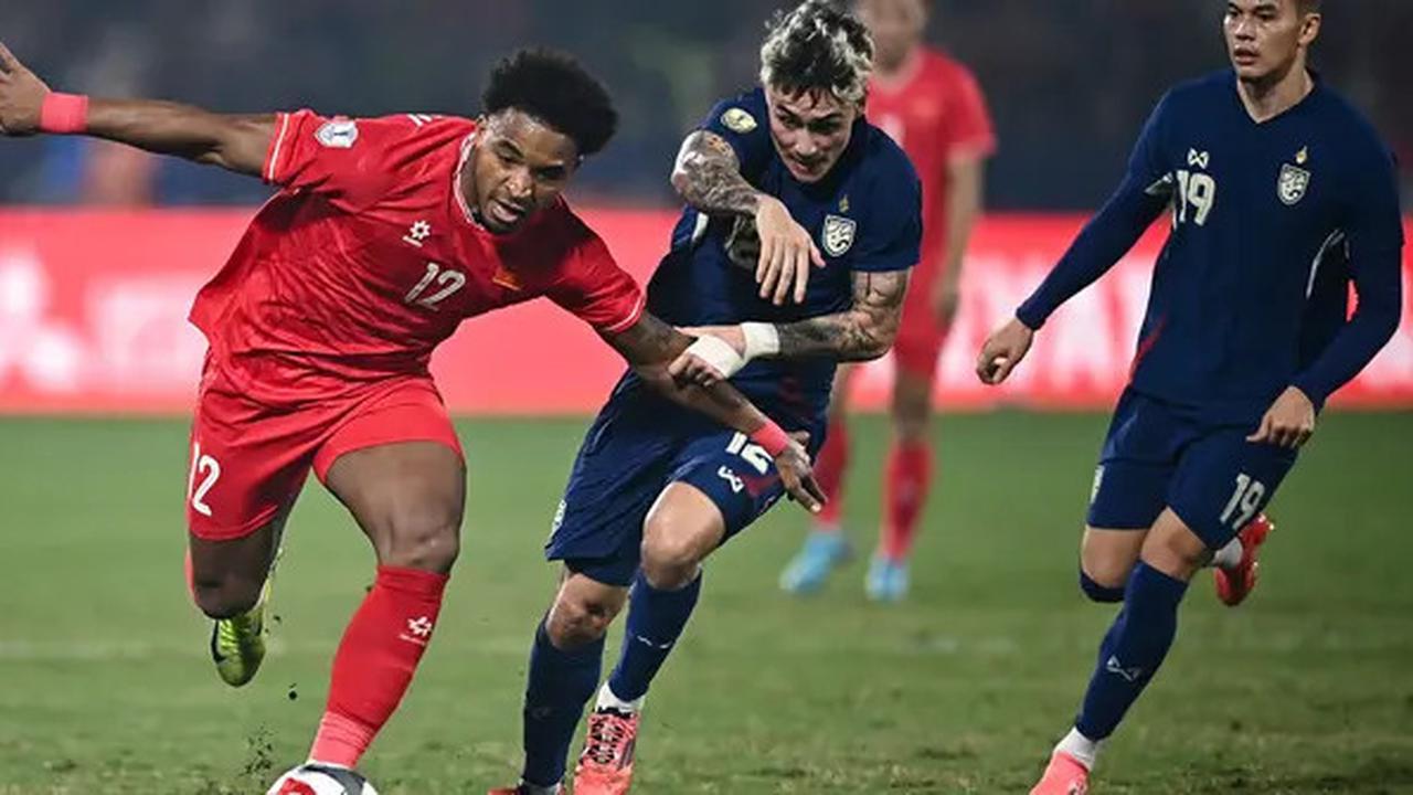 Pemain Thailand ini Tumbang saat Mengawal Nguyen Xuan Son di Final Piala AFF, Alami Cedera hingga Pakai Kursi Roda