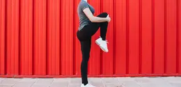 Salah satu latihan sederhana untuk  menjaga keseimbangan tubuh yang bisa kamu coba di rumah adalah single leg stand. [Dok/freepik.com]