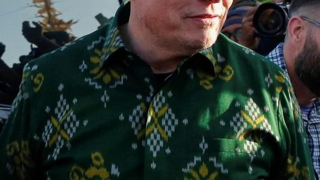 Saat tiba, Elon terlihat mengenakan batik lengan panjang berwarna hijau. Foto: REUTERS / Johannes P. Christo<br>