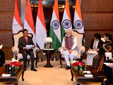 Presiden Joko Widodo (Jokowi) melakukan pertemuan bilateral dengan PM India Narendra Modi di Hotel Taj Diplomatic Enclave, New Delhi, Kamis (25/1). Pertemuan tersebut dilakukan setelah menghadiri KTT ASEAN-India. (Liputan6.com/Pool/Biro Pers Setpres)
