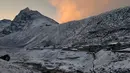 Pemandangan dari Khumbu Valley terlihat di wilayah Everest di Nepal 14 April 2016. Pascagempa setahun lalu, kehidupan warga di kaki Gunung Everest berangsur normal. (REUTERS/Antoni Slodkowski)