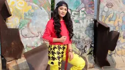 Adik dari pedangdut Nini Carlina ini ternyata sering tampil sporty di berbagai momen. Seperti saat menjalain syuting video klip lagunya yang berjudul Alon-Alon Wae. Dalam video klip tersebut, Fitri Carlina tampil modis dengan gaya sporty. (Liputan6.com/IG/fitricarlina)