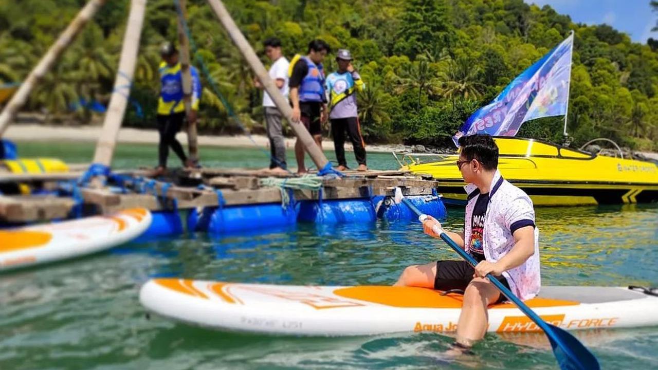 Taman Laut Bioreeftek merupakan destinasi wisata baru di Kabupaten Trenggalek, Jawa Timur. Taman laut ini berisi atusan terumbu karang buatan dan hasil transplantasi.