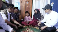 Menteri Sosial (Mensos) Saifullah Yusuf atau Gus Ipul mengunjungi rumah Ahmad Ardiansyah, calon siswa Sekolah Rakyat di Kota Pasuruan, Jawa Timur, Rabu (14/5/2025).