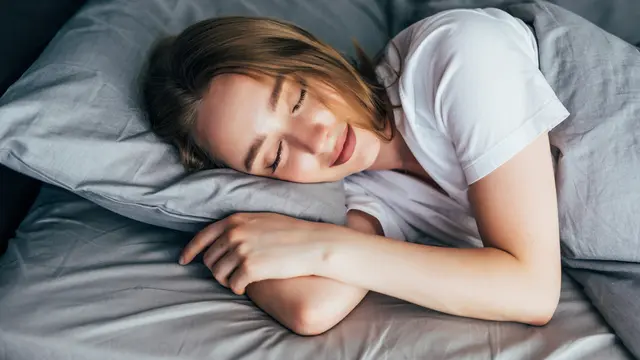 Ilustrasi perempuan tidur, bermimpi