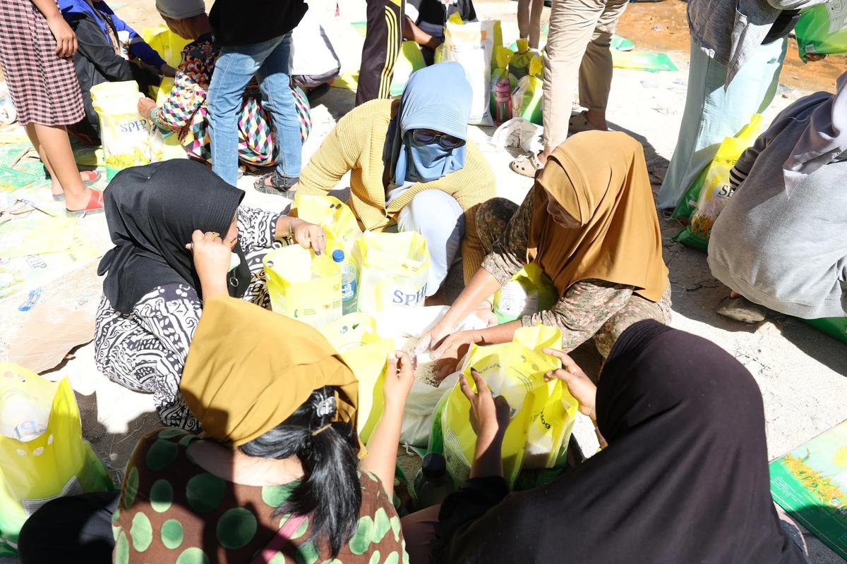 Bantuan beras untuk korban bencana Sumatra