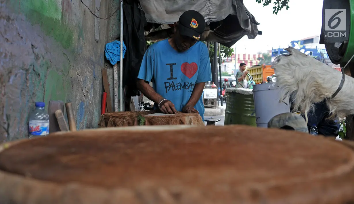 Pemandangan saat pengrajin menghaluskan kulit untuk membuat beduk di kawasan Tanah Abang, Jakarta, Senin (14/5). (Merdeka.com/Iqbal Nugroho)