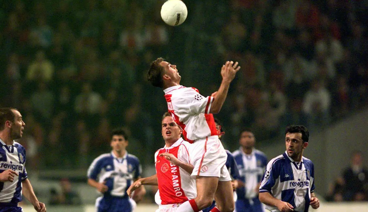 Frank De Boer saat masih aktif membela Ajax Amsterdam. (EPA/Cor_Mulder) 